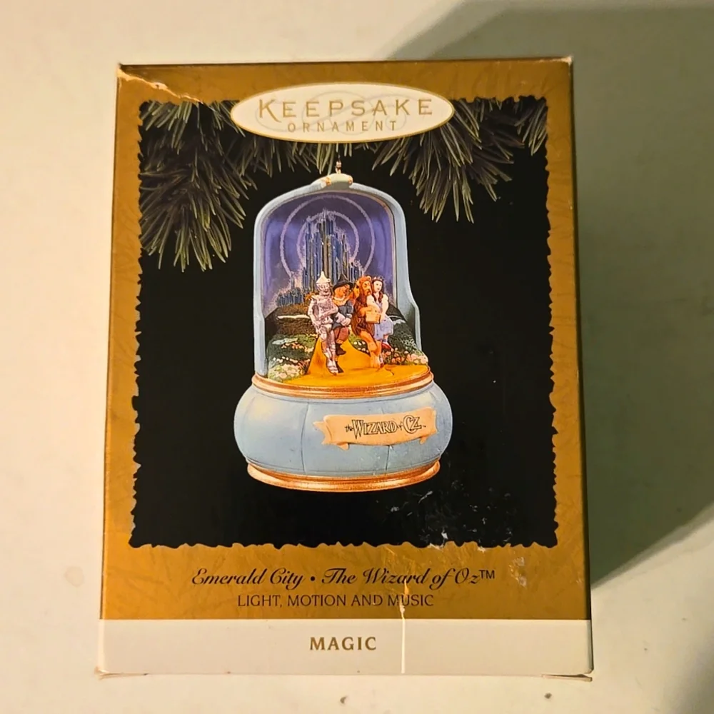 New Hallmart, Wizard of Oz, singing christmas ornament - Picture 1 of 10